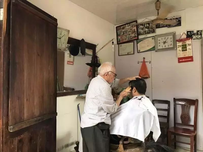 深圳狗狗咖啡馆_狗狗咖啡馆能挣钱不_深圳哪里有小狗咖啡馆