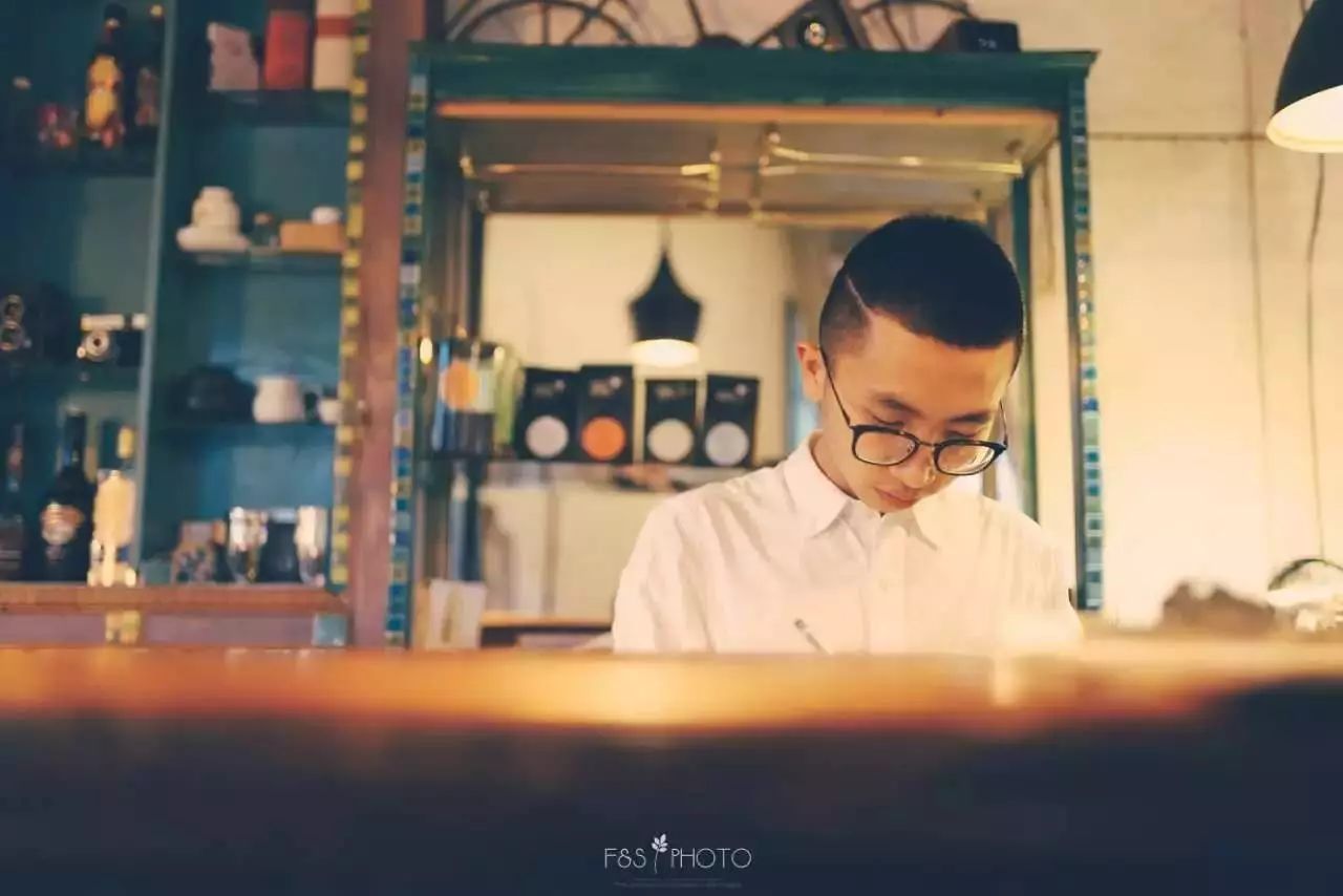 深圳狗狗咖啡馆_深圳哪里有小狗咖啡馆_狗狗咖啡馆能挣钱不