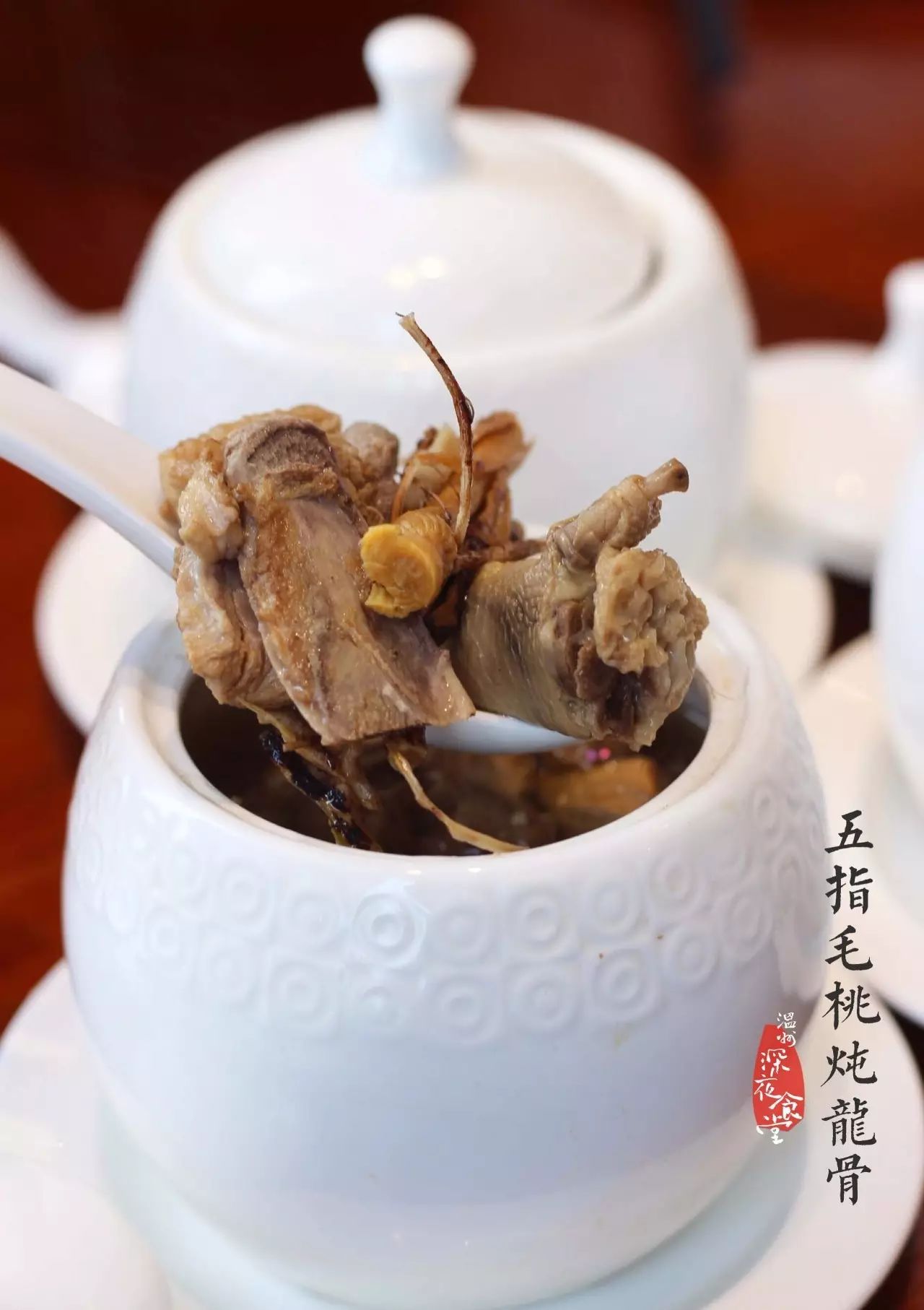 港式美食广东煲仔饭_煲仔饭美食广东港式怎么做_正宗港式煲仔饭做法视频
